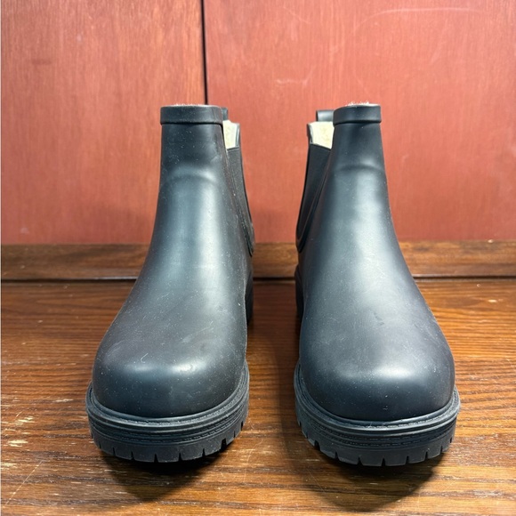 Tretorn Women’sBlack Boots with cozy faux-fur lining Size 10 US - Picture 1 of 6